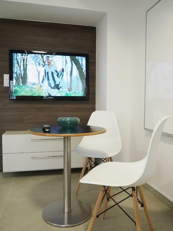 Ap10 - Apartments 4U Brezinova "Overnight Simply" Hradec Králové Dış mekan fotoğraf