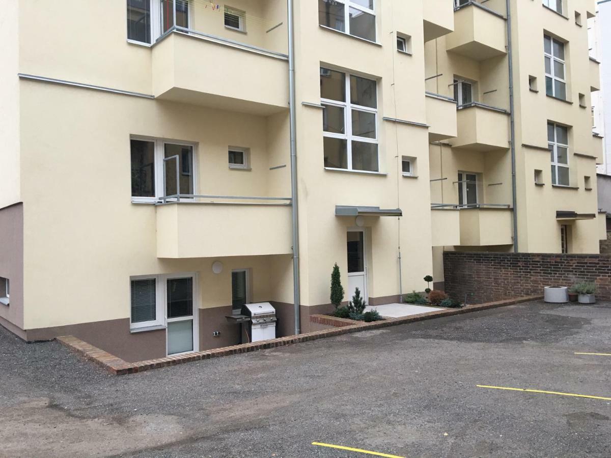 Ap10 - Apartments 4U Brezinova "Overnight Simply" Hradec Králové Dış mekan fotoğraf
