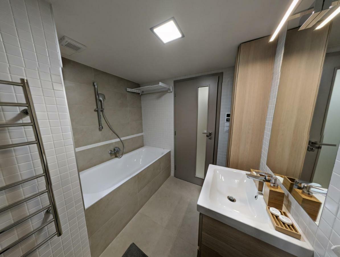 Ap10 - Apartments 4U Brezinova "Overnight Simply" Hradec Králové Dış mekan fotoğraf